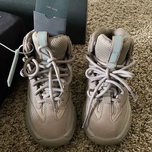 Style
YZ7MF7003212
Colorway
CINDER
Retail Price
$280
Release Date
02/12/2019